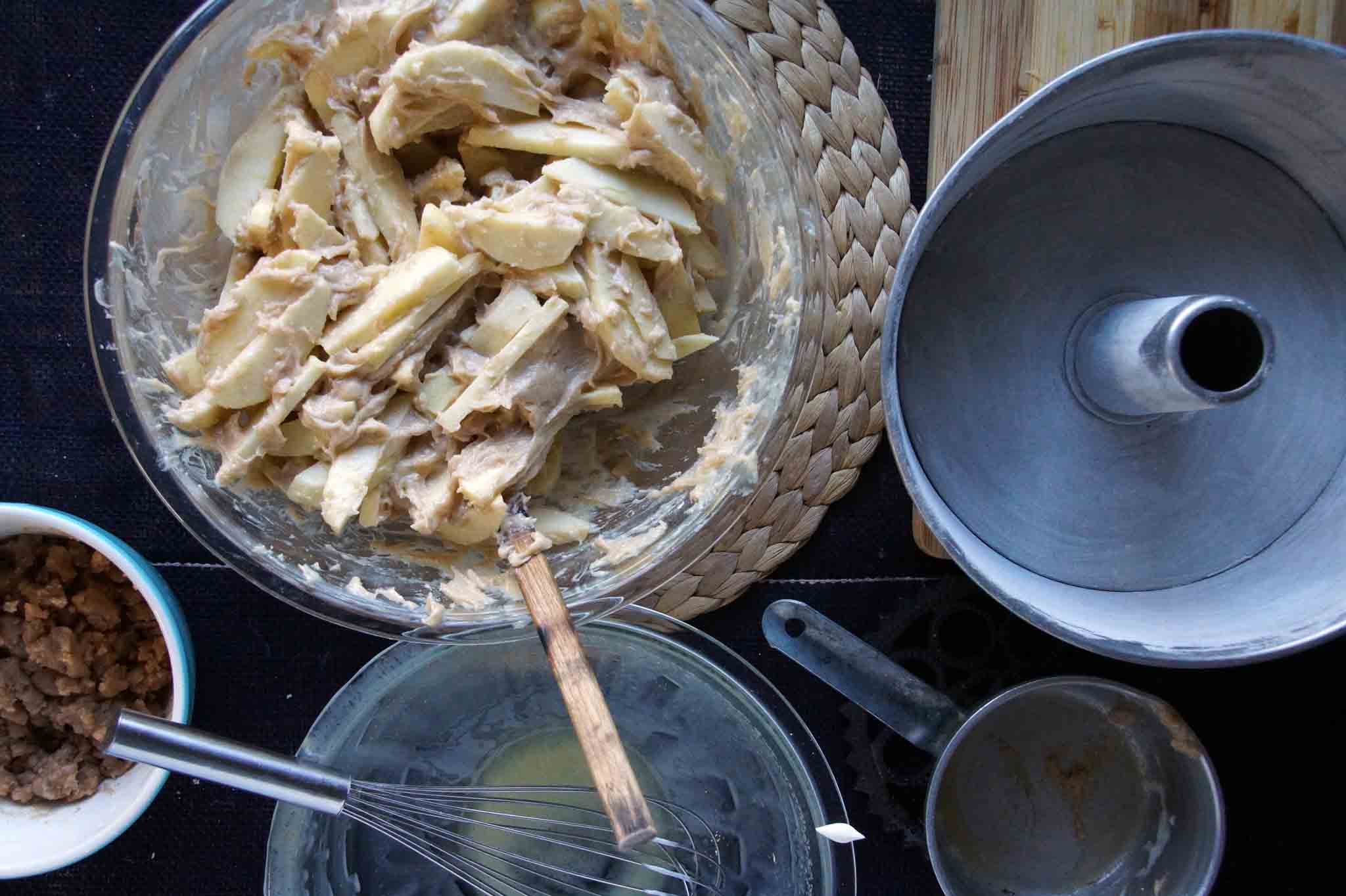 Sour Cream Apple Cake with Brown Sugar Crumble strawberryplum